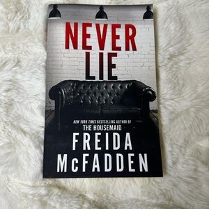 Never Lie by Freida McFadden Book